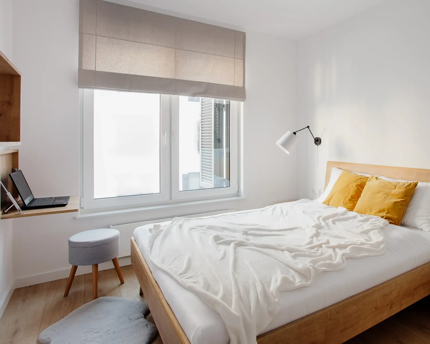 Sypialnia z rozkładanym biurkiem